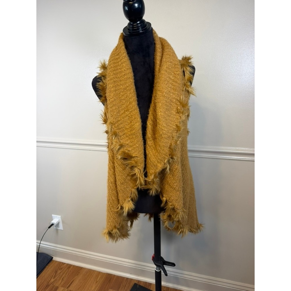 CATO Sweater Vest Women XL Gold Excellent Faux Fur Trim Open Front Knit